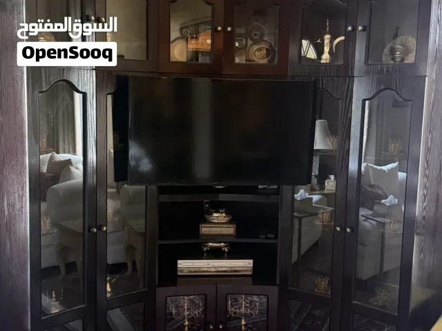 بوفيه زاوية خشب فاخر مع واجهات زجاج، استخدام نظيف، مناسب للصالة أو المجلس (بدون تلفزيون