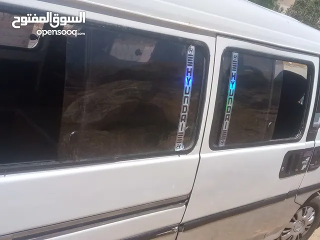 باص هونداي h100 لون ابيض