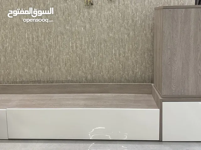 مكتبة تلفزيون نظيفة وجديدة لون بني وابيض