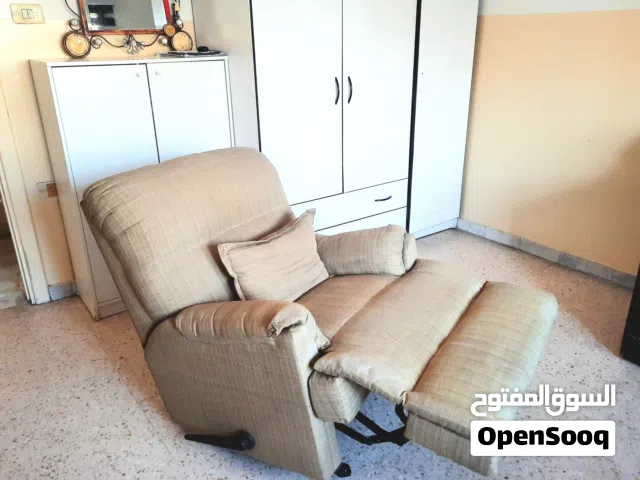 ريكلاينر منجّد مستعمل بحالة ممتازة