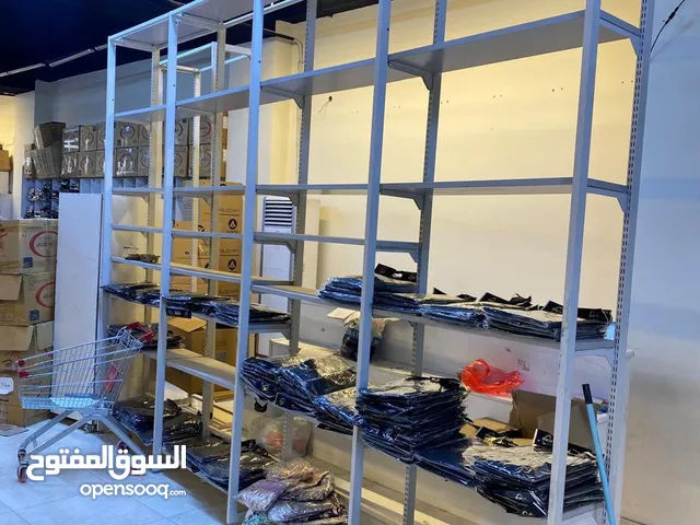 رفوف للبيع اربع انواع يوجد اكثر من واحد من كل نوع