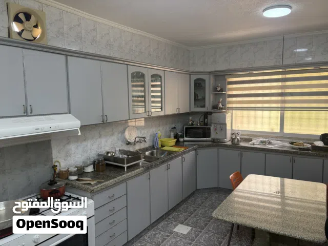 مطبخ لاتيه وفرومايكا إيطالي بحاله الجديد