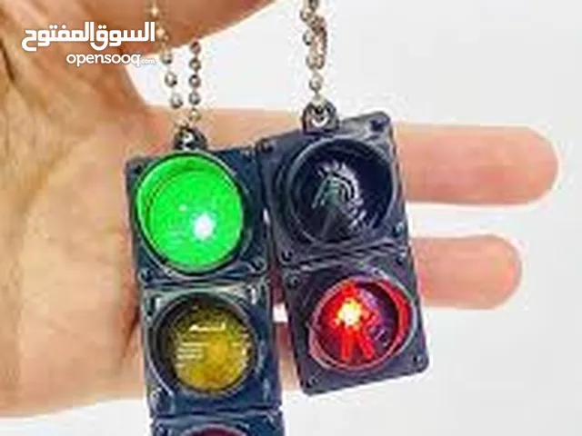 مداليه شكل اشارة مرور مضيئه و تعليميه للاطفال لتميز كل لون من اشارلت المرور و اشارة المشاه بشك