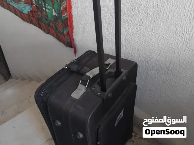 شنطة سفر قماش متينة جداً - حجم كبير - بحالة جيدة جداً للبيع