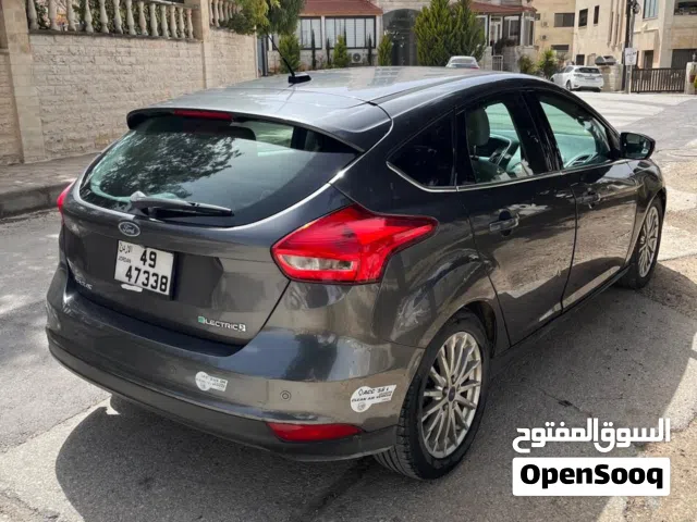 2015 فورد فوكس Standard