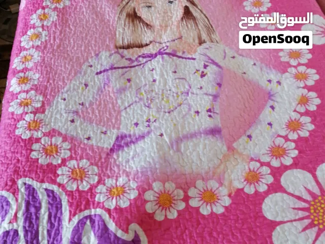 مفرش سرير عدد 2 بحاله ممتازه مع برادي