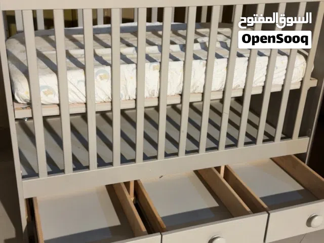 سرير اطفال لون رمادي