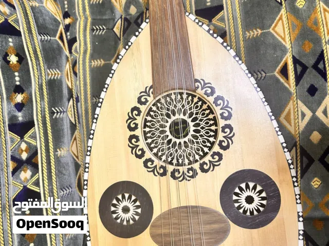 عود شرقي بحالة جيدة مع ملاحظة كسر بسيط