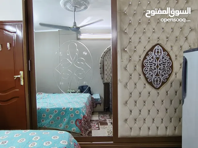 غرفة نوم رئيسية كاملة زان عمولة بحالة ممتازة – سرير كبير + دولاب كبير + تسريحة بـ5 أدراج + 2 كومود