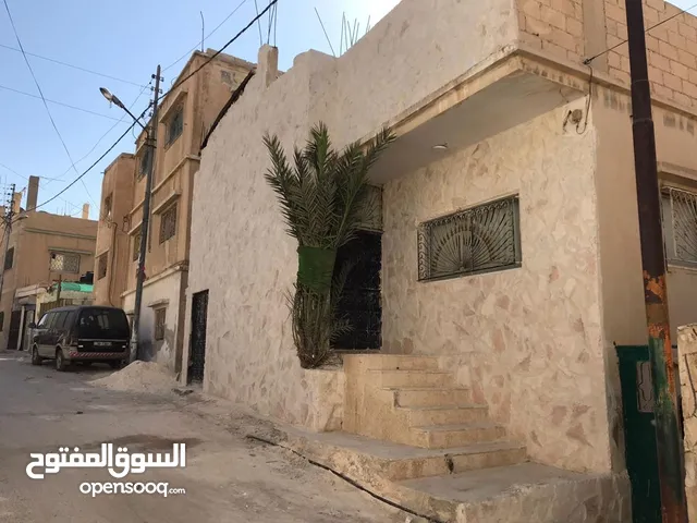 منزل طابقين مستقل للبيع   في منطقة الزرقاء جبل الامير حسن خلف مسجد سعد بن معاذ
