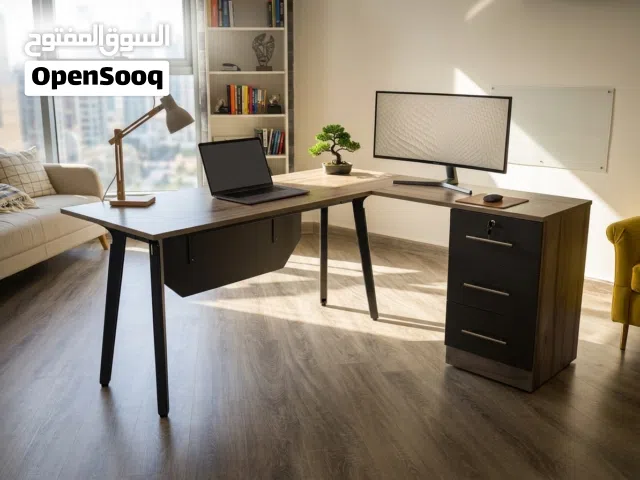 مكتب مودرن L-Shape بتصميم Minimalist (140×140 سم) - حالة ممتازة جداً مع وحدة أدراج بقفل