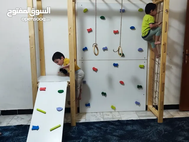 لعبه تسلق ومرجوحه وعقله وجدار تسلق وسرسيحه وعلى السرسيحه اذا نقلبها تسلق