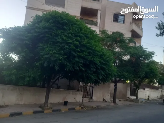 شقة مطلّة للبيع في الكمالية
