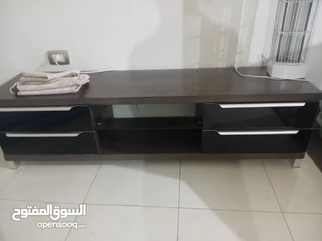 طاولة تلفزيون بحالة جيدة جدا