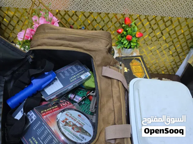 شنطة أدوات صيد كبيرة بها مجموعة أغراض صيد واكسسوارات متنوعة جديد ومنهم مستعمل ومعهم آيس بوكس صغير