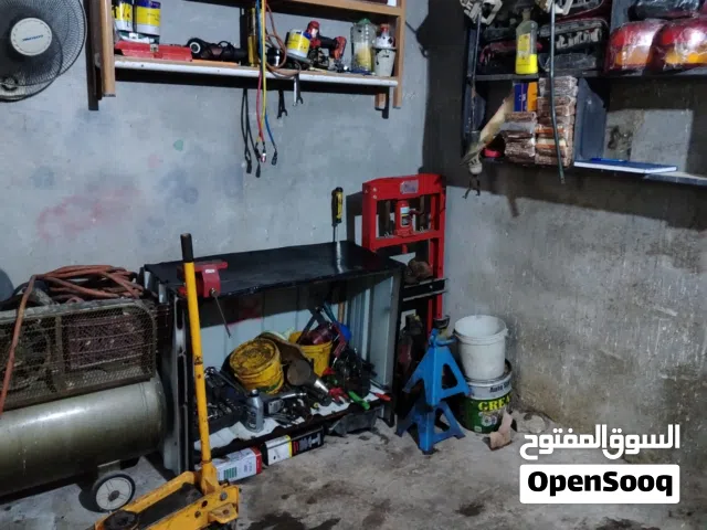 عده تصليح سيارات وقطع غيار