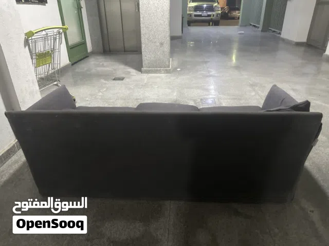 كنبه نظيفه شبه جديده استعمال بسيط جدا 3شهور