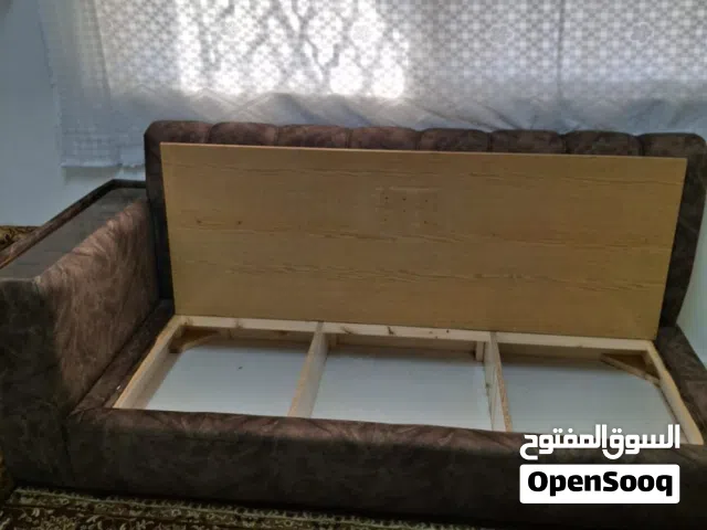 صوفا صندوق خشب ممتاز استعمال شهر فقط الطول 170 العرض 70  ارتفاع 40