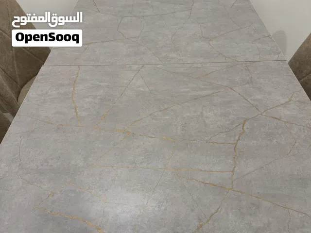 طاولة طعام بحالة ممتازة قابلة للتمدد (بدون كراسي)