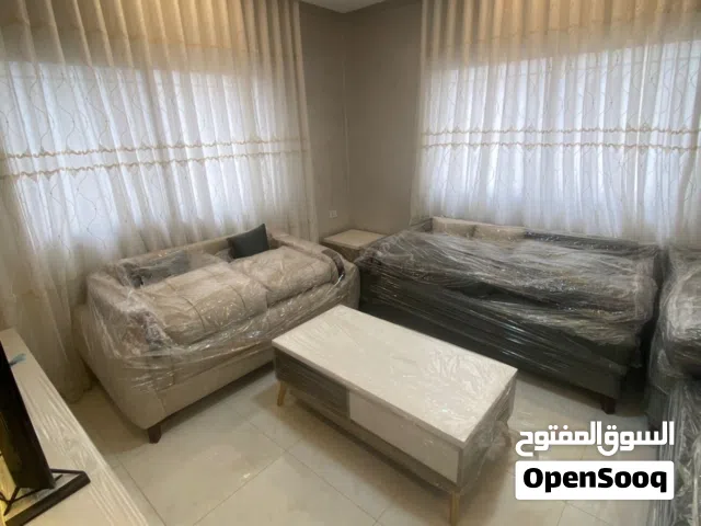 شقة للايجارفي جبل الزهور مكونة من غرفتين نوم و صالةو صالون وحمامين و مطبخ و موزع وغرفة ملابس و سدة