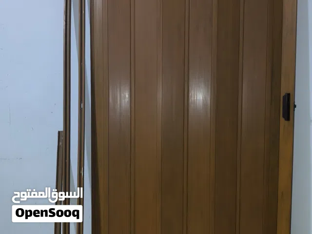 باب سحاب أكورديون PVC بحالة ممتازة (لون خشبي) عدد 2 سعر الباب الواحد 15