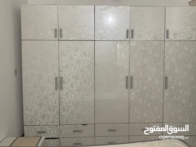 غرفة نوم مع ميستواليت و دواليب ومجرات