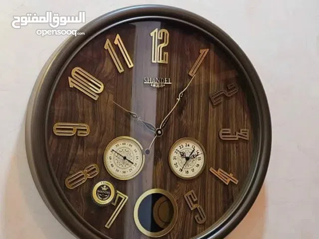 ساعة جدارية كبيرة