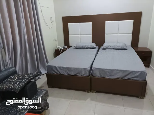 شقق لكس واحده متوسطه واحده واسعه غرفتين ومجلس منفصل وحمام ومطبخ وصاله عفش. نضييف خط التسعين