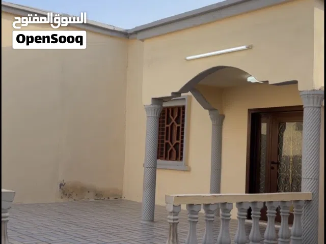 250 m2 2 Bedrooms Townhouse for Rent in Al Sharqiya Ja'alan Bani Bu Ali