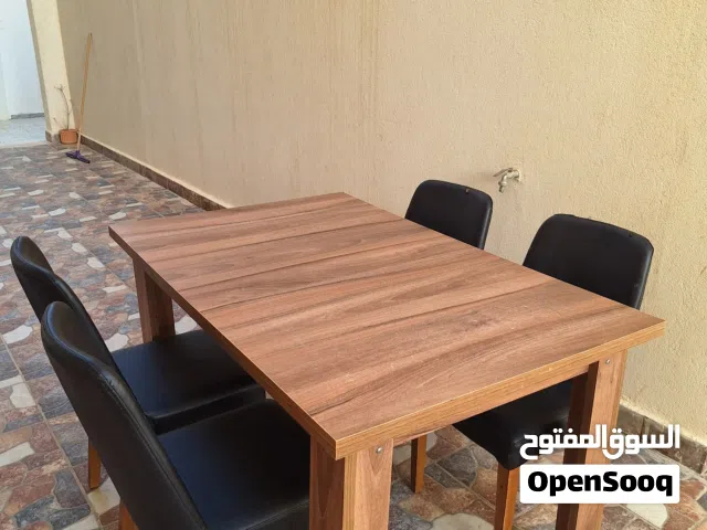 طاولة اكل مع اربع كراسي