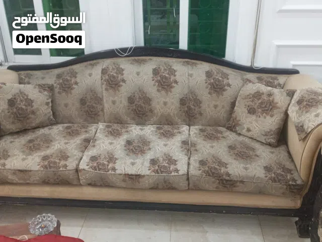 كنب كلاسيكي فخم للبيع بحالة جيدة جدا