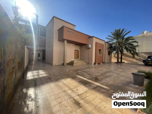 منزل سكني في زناته القديمه موقع ممتاز مسحه الارض 600 المسقوف 300 بني ممتاز