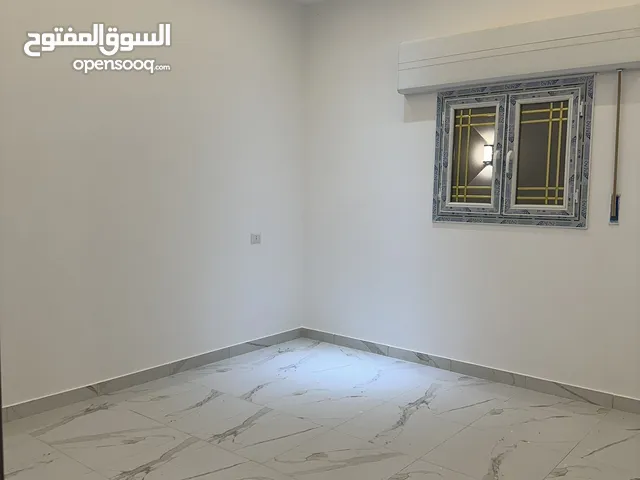 شقة للبيع في السبعة موقع ممتاز قرب جميع الخدمات داخل المخطط