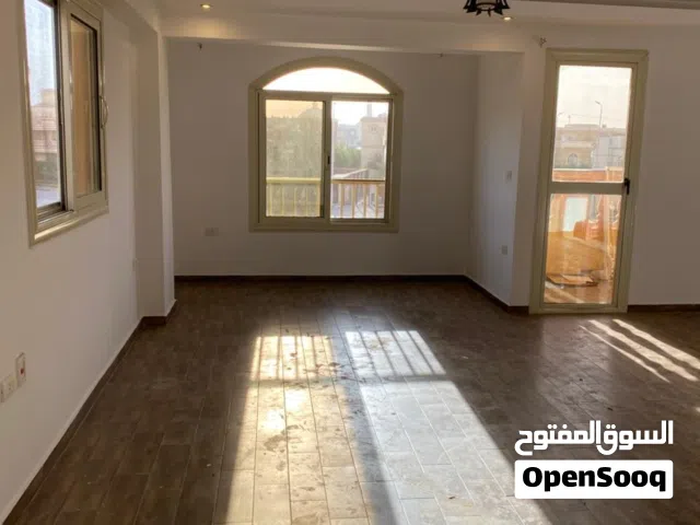 للإيجار بالشيخ زايد – الحي الثامن   شقة مساحة 200 متر دور ثاني بلكونة بدون أسانسير