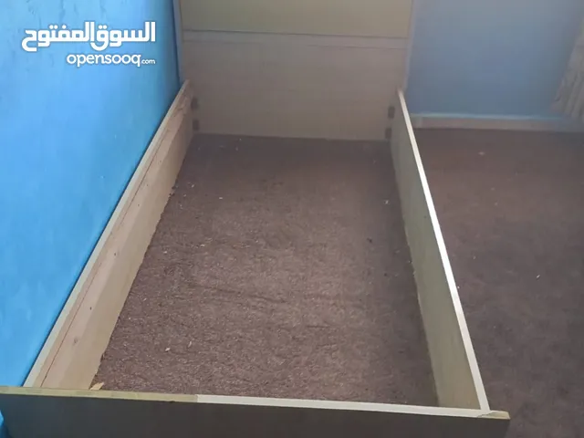 تخت مفرد بحالة ممتازة وخشب ممتاز وملحق خزانة بابين بحاجة لدرجين بسعر مناسب