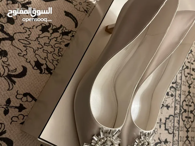 للبيع حذاء نسائي فاخر من ديون - جديد تماماً