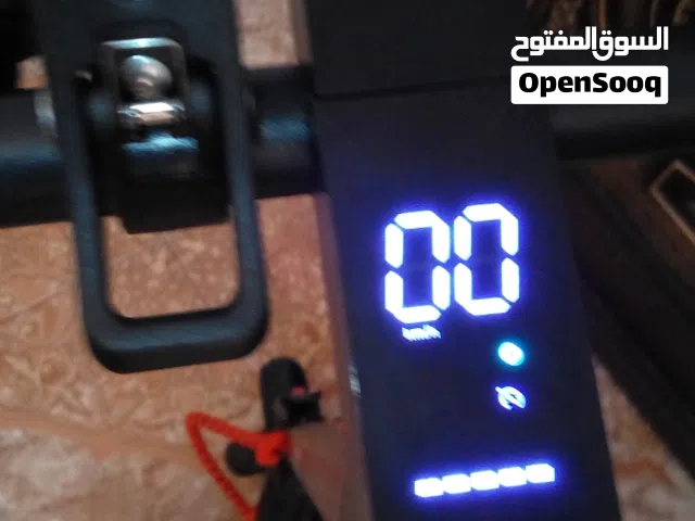 سكوتر شاهد وصف – حالة ممتازة ومواصفات قوية سكوتر كهربائي أنيق وقوي، مناسب للتنقل اليومي داخل