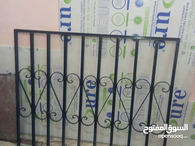 شباك حديد مدهون