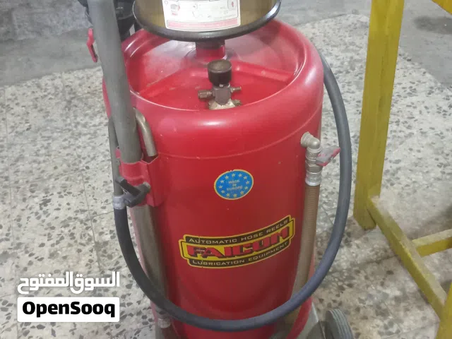 ماكينة شفط زيوت سيارات بحاله جيده شبه جديده تشتغل بالهواء بتجريب سيارات بنزينه ونافطه ايطاليه