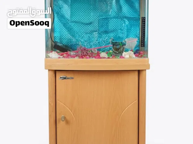 حوض اسماك مع مكتبة تخزين اغراض