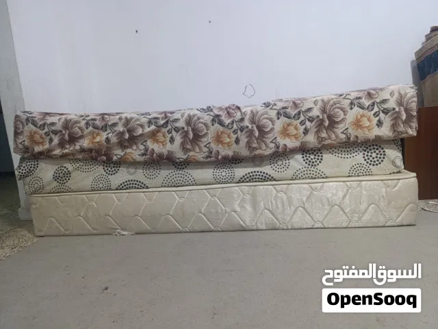 تختين مع فرشتين