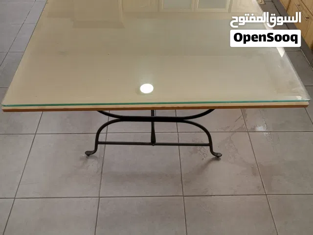 طاولة طعام زجاج ومعدن بحالة ممتازة طول 270سانتي متر وعرض 90سانتيمتر وكراسي معدن منجد قماش عدد 6