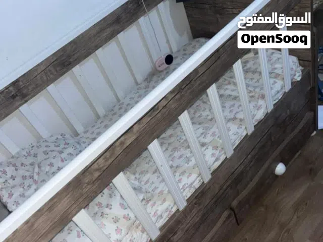 سرير اطفال بفراشه شبه جديد