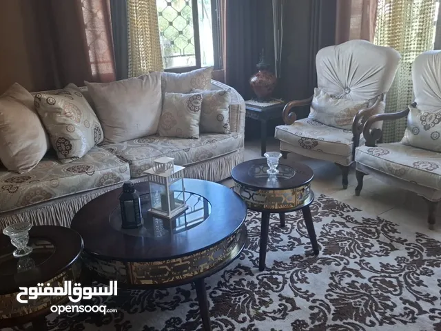 كنب فاخر كلاسيكي بحالة ممتازة – مريح وراقي!