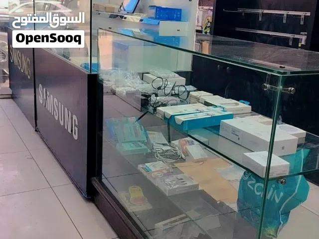 ديكور محل اجهزة خلوية و عدة صيانة كامله للبيع