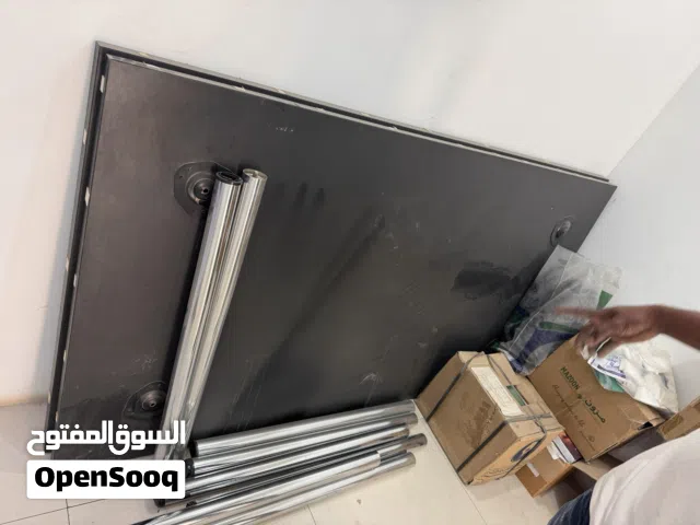 طاولتين خشبية باعمدة حديدية