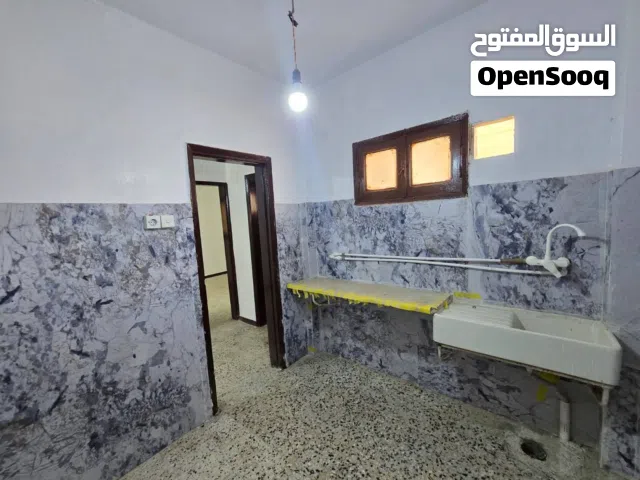 شقه اللبيع في سيدي حسين تتكون من غرفتين صاله حمام مطبخ ممر وصالون وبلكوني