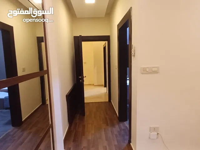 شقة ارضية بموقع مميز في - عبدون - اربع غرف نوم و فرش مودرن (6819)