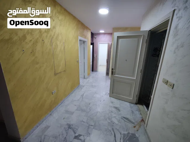 شقة للايجار السنوي فارغه ب 6000دينار مساحة 210 متر طابق ثاني 3 حمام 3 نوم واحدة ماستر مطبخ راكب سخان