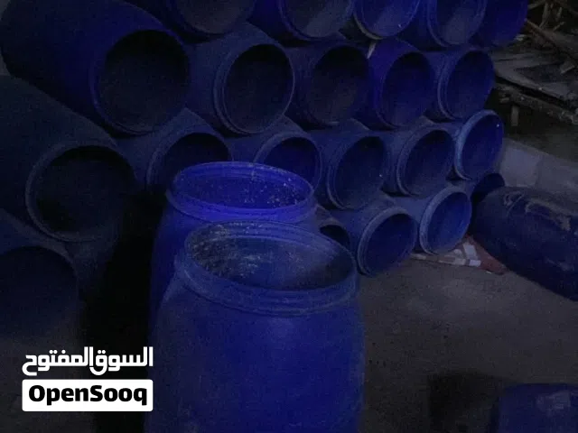 براميل بلاستك مع غطاء وخاليات من الداخل من اي مواد